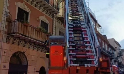 Incendio nella notte a Palermo, soccorsa una famiglia con tre bambini