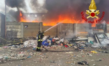 Incendio a Catania, cumuli di rifiuti in fiamme