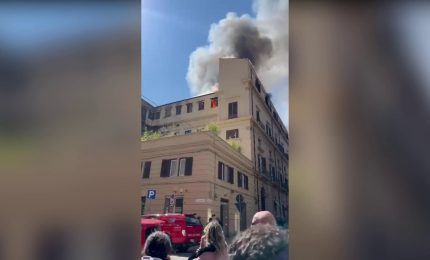Incendio in centro a Palermo, le immagini del rogo