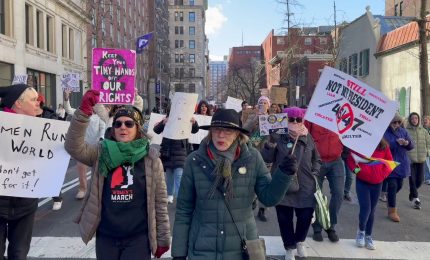 A New York le donne sfilano per protesta contro Trump e Musk