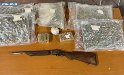 In una grotta di Catania trovati 6 chili di droga ed un fucile