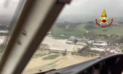 Il fiume Arno in piena, le immagini dall'elicottero