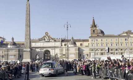 Funerali Giorgi, il feretro arriva in chiesa sulle note dei Pink Floyd