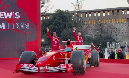 Ferrari-UniCredit, bagno di folla per la Rossa a Milano