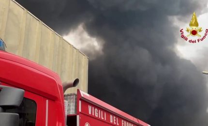 Vasto incendio a Catania, cumuli di rifiuti in fiamme