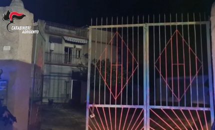 A Favara un uomo si barrica in casa armato, irruzione dei Carabinieri
