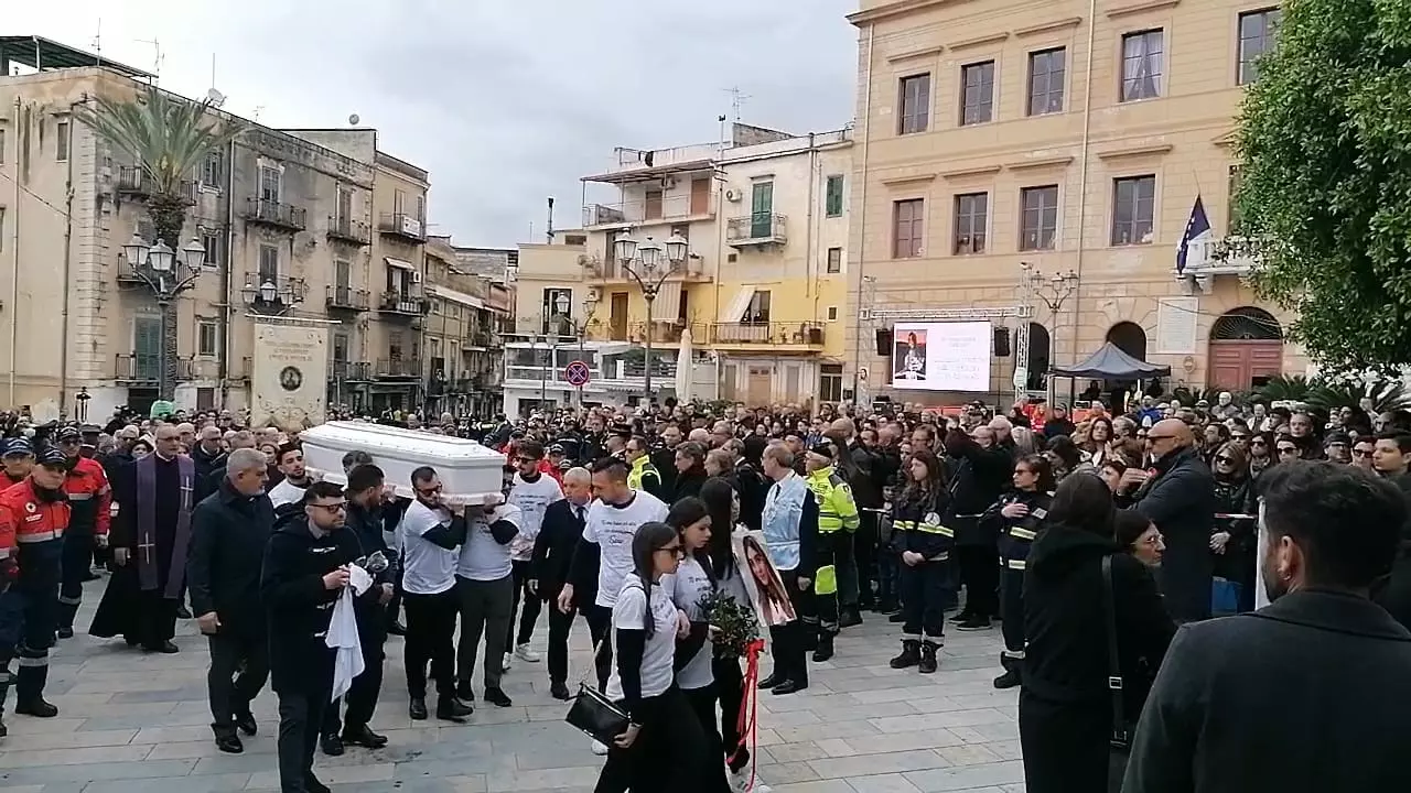 A Misilmeri l&rsquo;ultimo saluto a Sara, la studentessa vittima di femminicidio a Messina