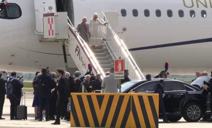 Re Carlo III e la regina Camilla atterrano all'aeroporto di Forl&igrave;