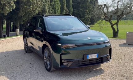 Leapmotor C10, due motori e un'autonomia di 950 chilometri