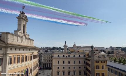 Reali Uk a Roma, Frecce Tricolori e Red Arrows sorvolano la Camera