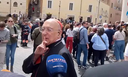 Migliaia di fedeli in fila per l'ultimo saluto a Papa Francesco