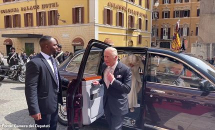 Le immagini di Re Carlo e della regina Camilla alla Camera