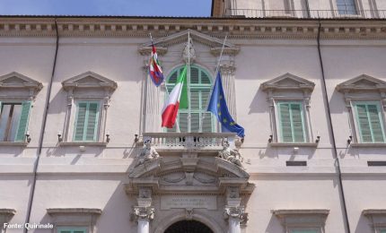 Addio a Papa Francesco, bandiere a mezz'asta al Quirinale