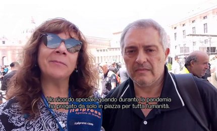 Migliaia di fedeli in piazza San Pietro per l'omaggio a Papa Francesco