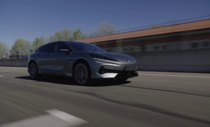 BYD entra nel mercato europeo con la Denza Z9GT