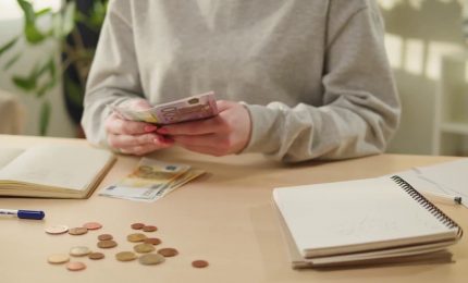 In calo il reddito delle famiglie ma migliorano i conti pubblici