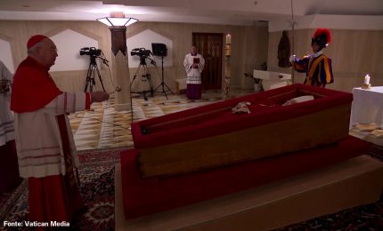 Papa, il rito della Constatazione della morte e deposizione nella bara