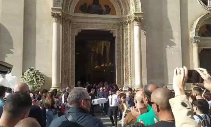 I funerali della neonata lanciata dal balcone dalla mamma