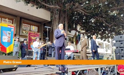 Strage di Capaci, Grasso legge i nomi delle vittime all'albero Falcone