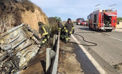 Auto si incendia dopo un incidente nel ragusano, conducente morto carbonizzato