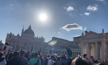 Fumata bianca, fedeli in festa per l'elezione del nuovo Papa