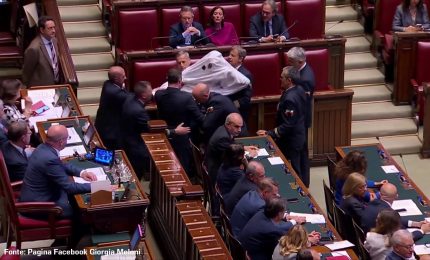 Magi irrompe alla Camera vestito da fantasma, espulso dall'Aula