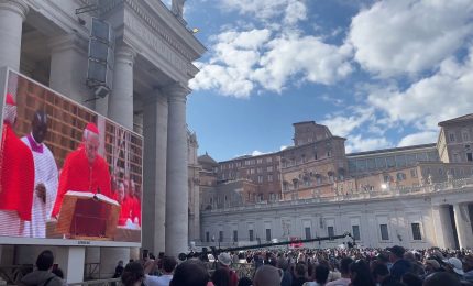 Conclave, applausi per il cardinale Zuppi durante il suo giuramento