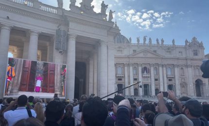 Conclave, i fedeli assistono alla chiusura della Cappella Sistina