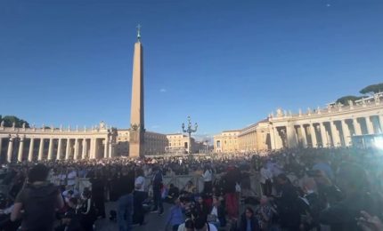 Conclave, in piazza San Pietro i fedeli in attesa della prima fumata