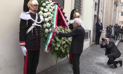 Mattarella rende omaggio ad Aldo Moro in via Caetani