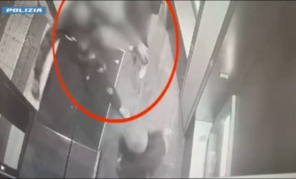 Rapine con la scusa della sigaretta, due fermati a Milano