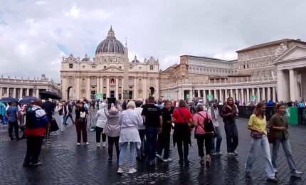 Conclave al via, fedeli in piazza tra pioggia, sole e pronostici