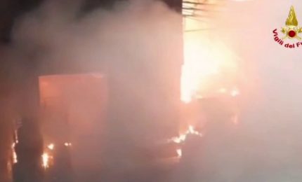 Incendio in impianto trattamento rifiuti nel palermitano, le immagini