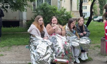 Nella notte attacchi russi su Kiev, tra i feriti anche bambini