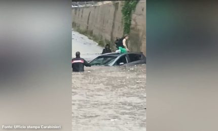 Maltempo, nel palermitano i Carabinieri salvano una donna in un'auto