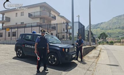 Case familiari usate per lo stoccaggio della droga a Santa Cristina Gela, tre misure cautelari