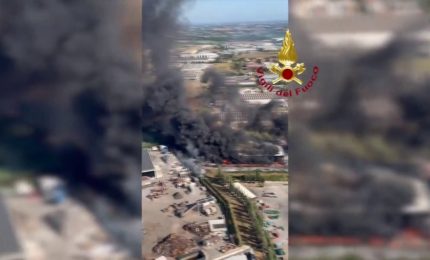 Roma, incendio in azienda di materiale elettrico a Santa Palomba