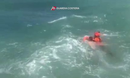 Bari, la Guardia Costiera soccorre due ragazzi bloccati su uno scoglio