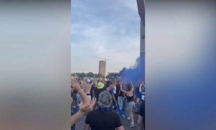 L'euforia dei tifosi dell'Inter a Milano prima della finale