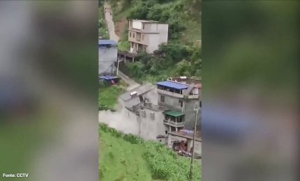 Cina, sei edifici travolti da una frana. Le immagini