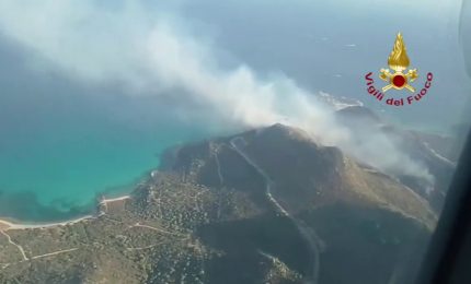 Sardegna, incendio vicino spiaggia. Bagnanti in fuga e auto distrutte