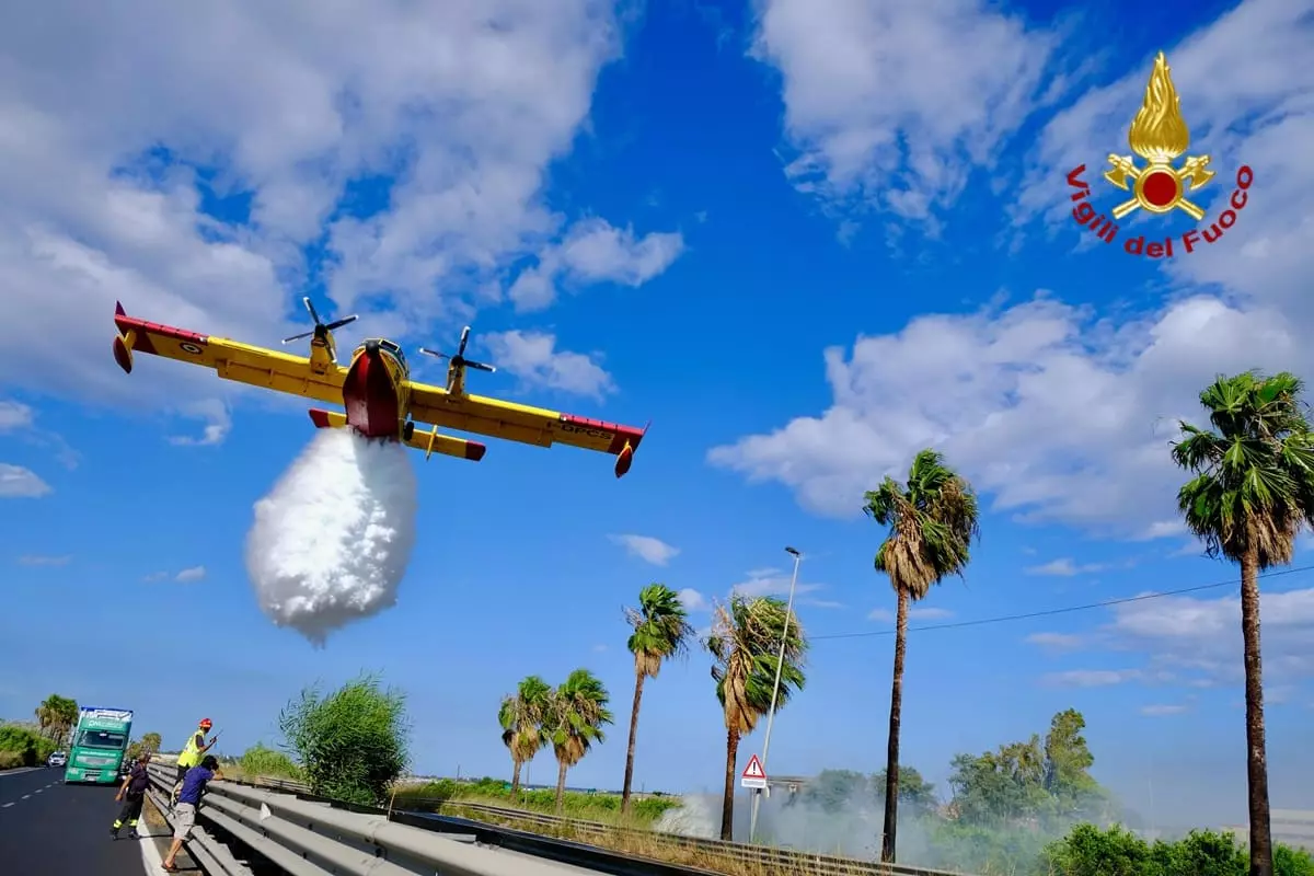Incendio vicino all&rsquo;aeroporto di Catania, sospesi tutti i voli