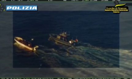 Lampedusa, fermato scafista. Trasportava 70 migranti su un barchino