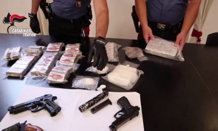 Armi e droga tra le pizze, tre arresti nel trapanese