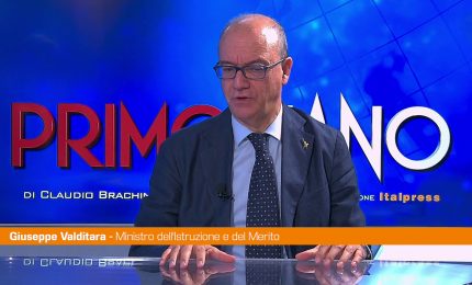 Valditara "Divieto di smartphone alle superiori per tutelare ragazzi"