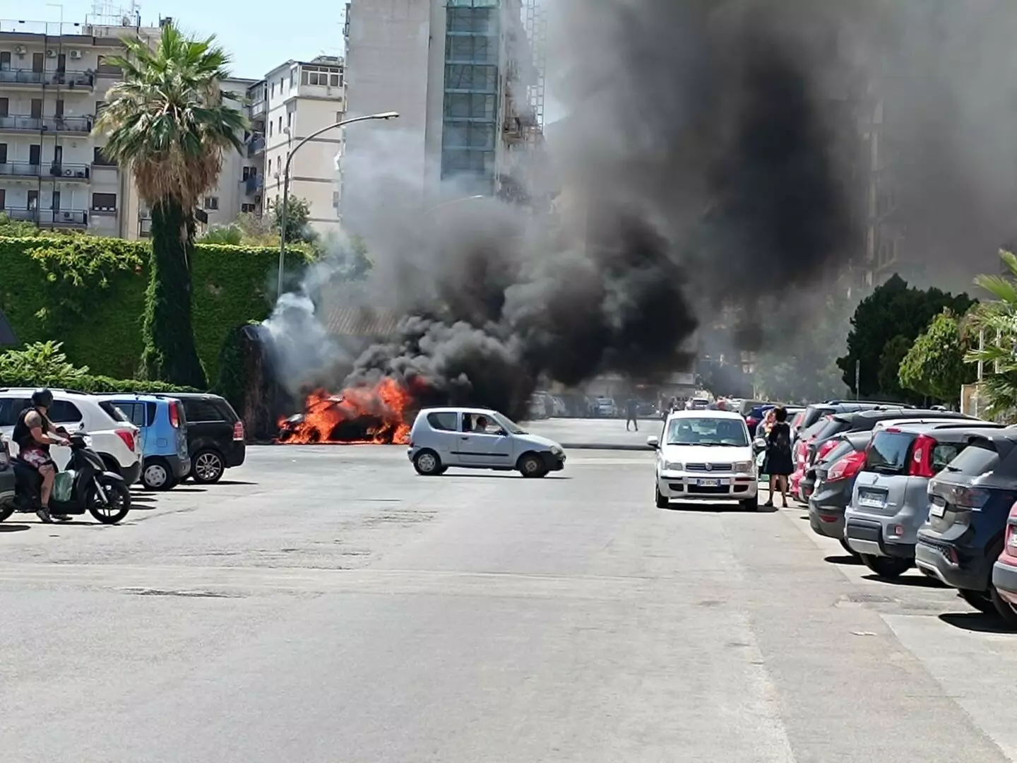 Palermo, auto si incendia ed esplode in pieno giorno