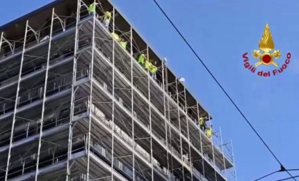 15 operai protestano a Milano su un ponteggio al settimo piano