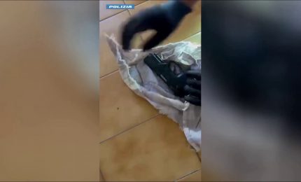Siracusa, trovata una pistola nascosta nell'ascensore di un condominio