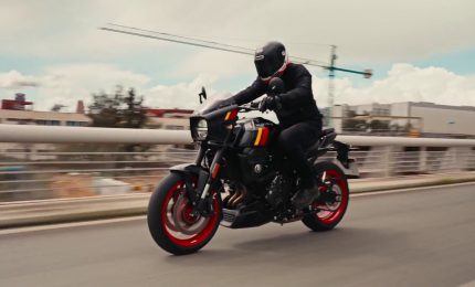 Suzuki punta sul neo-r&eacute;tro, debuttano la GSX-8T e la GSX-8TT