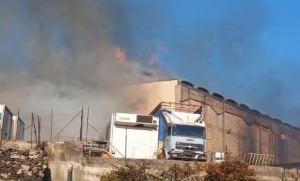 A fuoco due capannoni nel catanese, le immagini dell'incendio